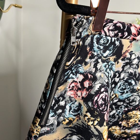 Abstract flower skirt - Picture 3 of 5